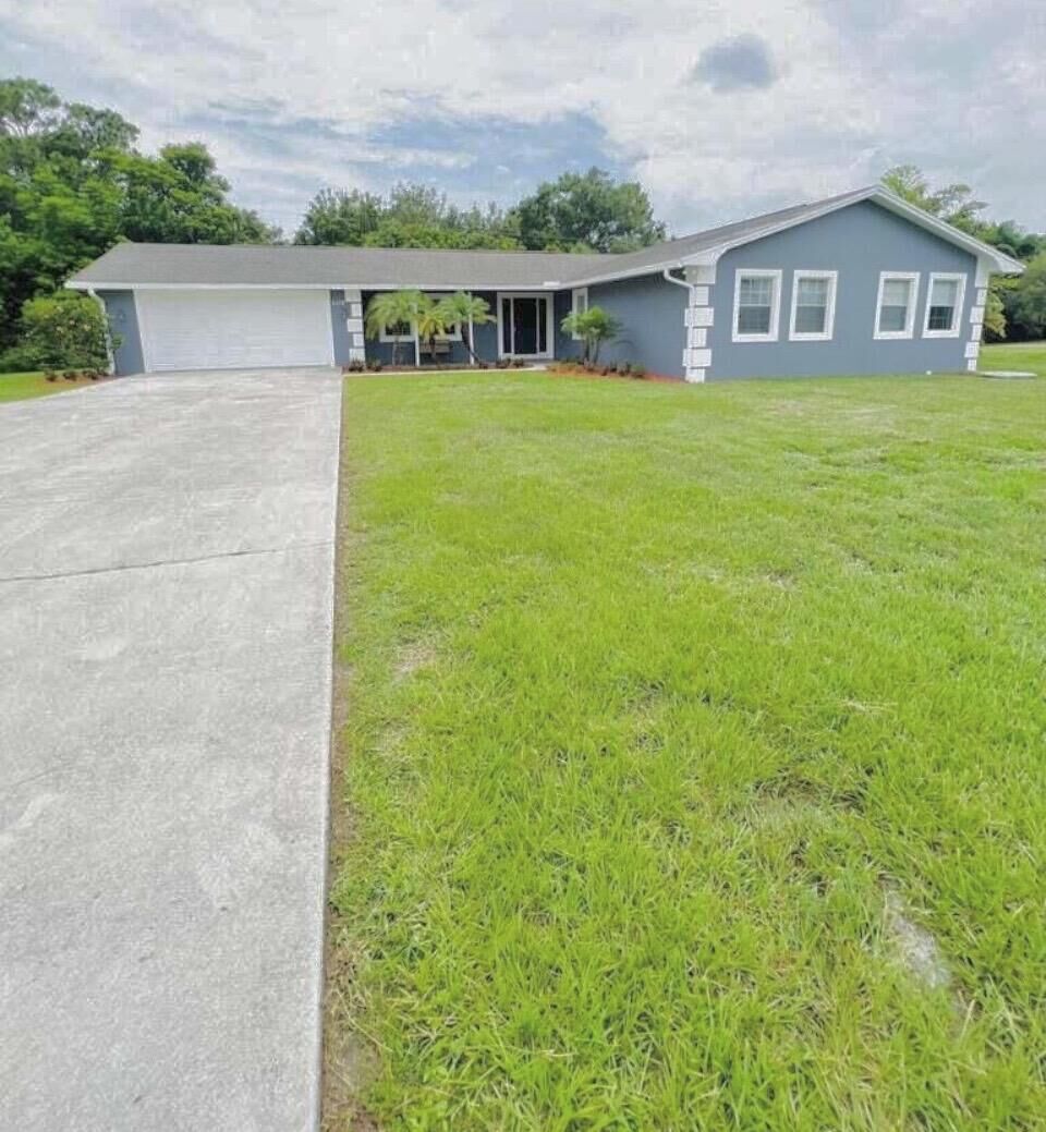 Property Photo: 2118 SE Morningside Boulevard FL 34952