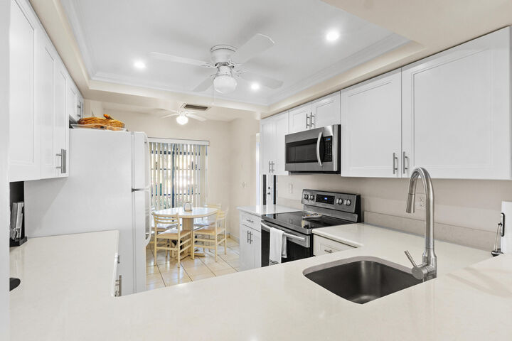 Property Photo: 5186 Golfview Court 1913 FL 33484