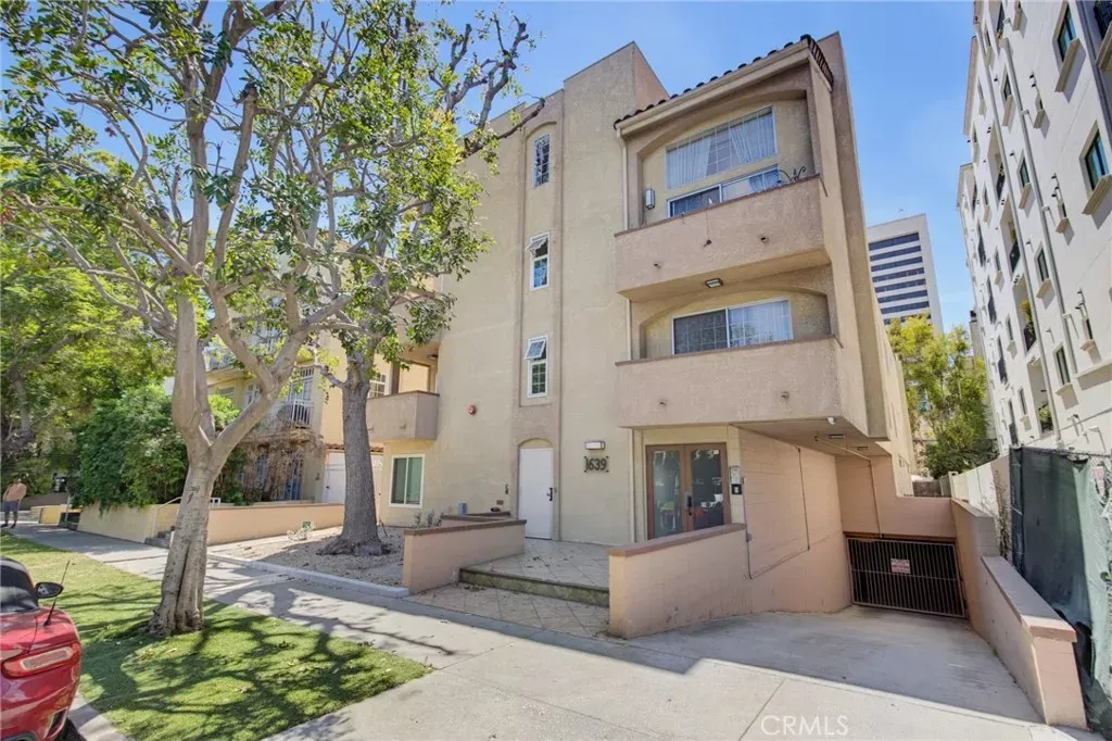 Property Photo:  1639 Camden Avenue 301  CA 90025 