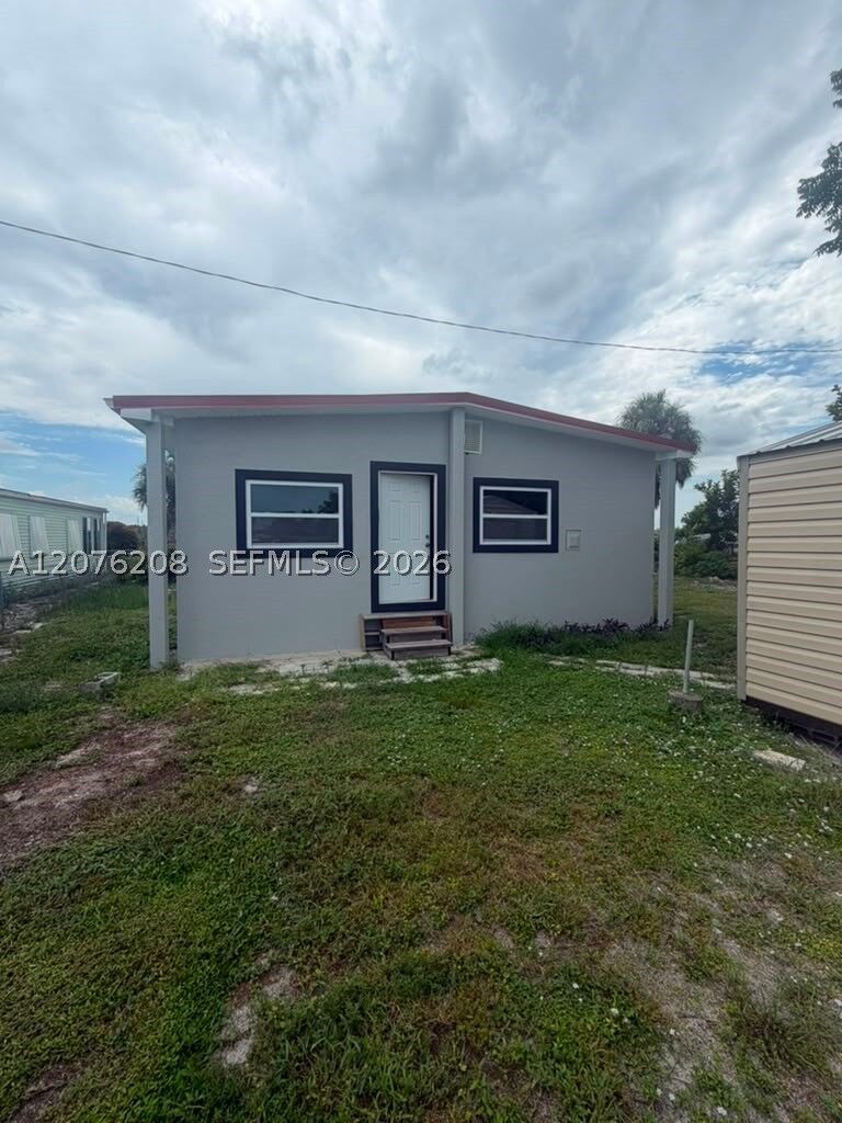 Property Photo: 402 Frances Circle FL 33570