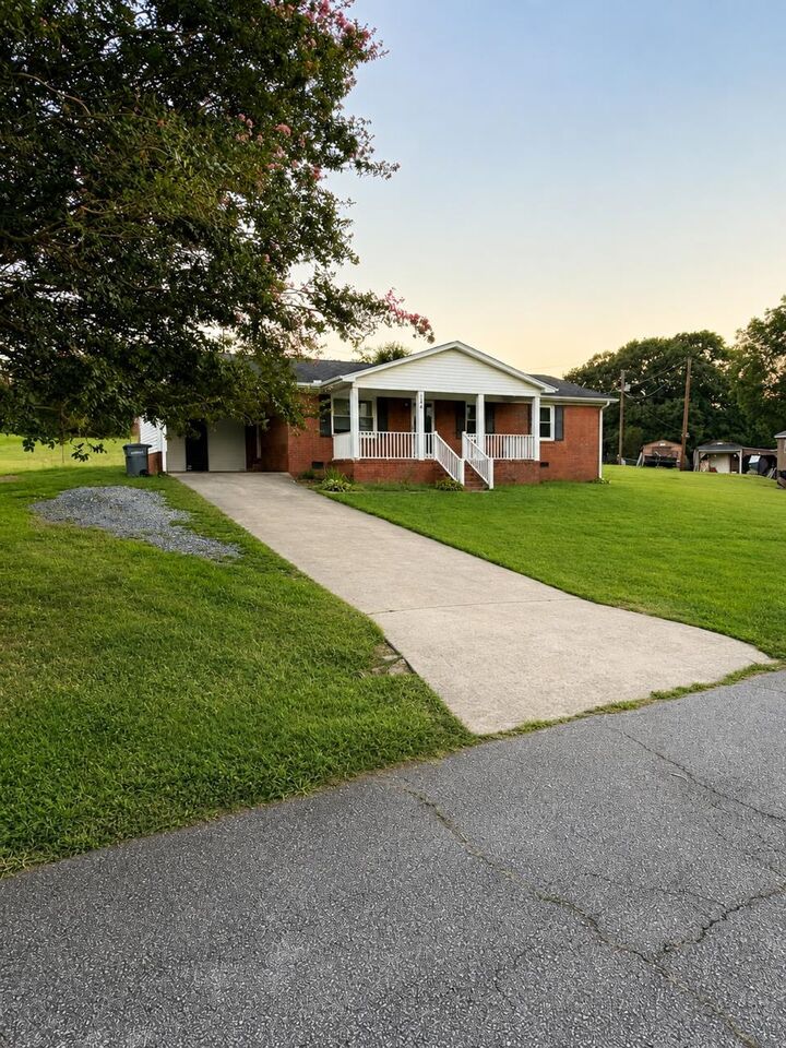 Property Photo:  104 Meadow Lane  SC 29657 