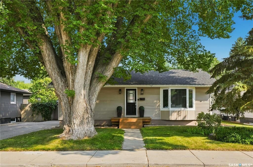 Property Photo: 2417 York Avenue SK S7J 1J4