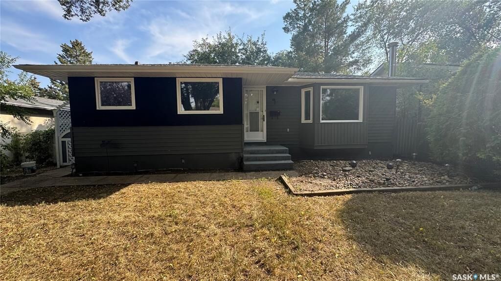 Property Photo:  61 Bannister Avenue  SK S4R 5K8 
