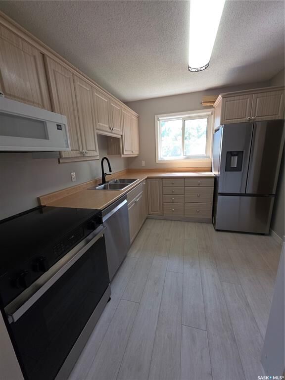 Property Photo:  445 Pendygrasse Road 203  SK S7M 5C1 