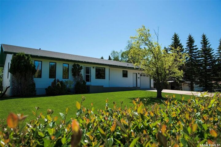 Property Photo:  447 1st Street E  SK S0K 0G0 