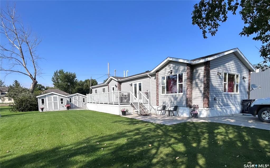 Property Photo:  313 1st Street N  SK S0C 1W0 