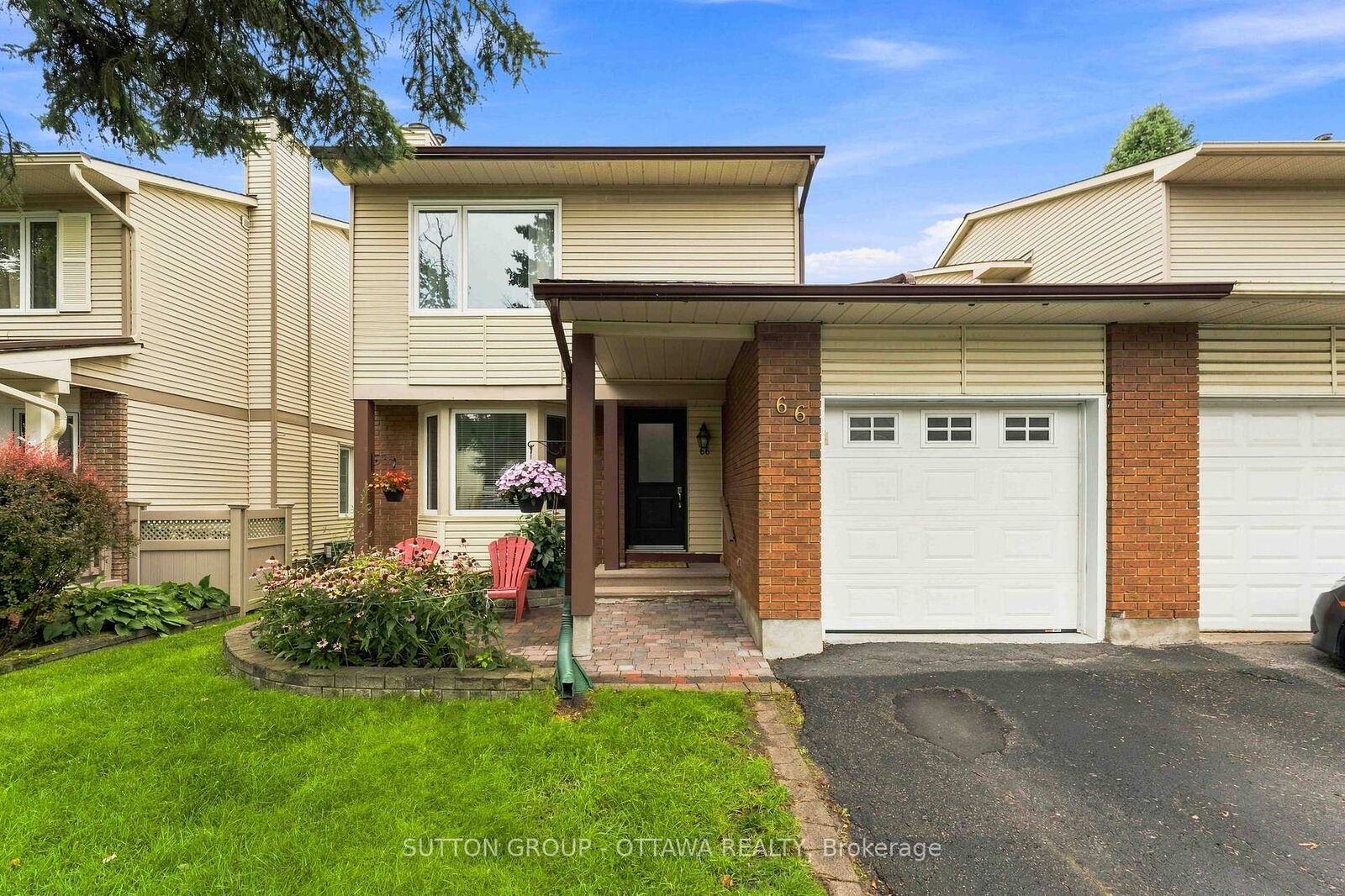 Property Photo: 66 Fieldgate Drive ON K2J 1T9