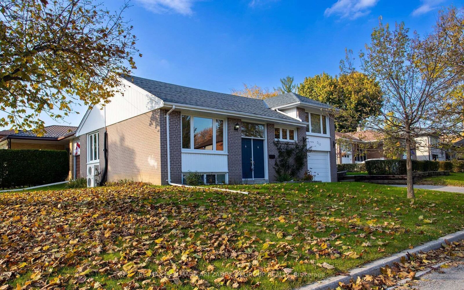 Property Photo: 210 Harrygan Crescent ON L4C 4J1