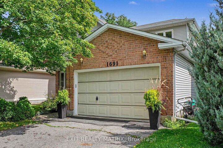 Property Photo: 1691 Hunters Run Drive ON K1C 6X3
