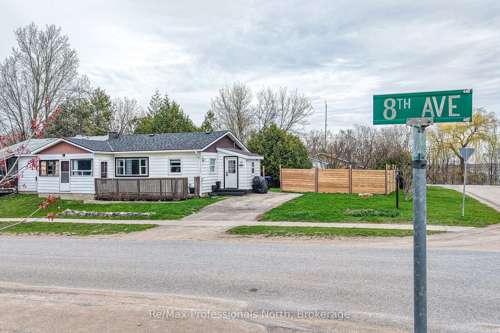 Property Photo: 817 Eighth Avenue ON L0K 1R0