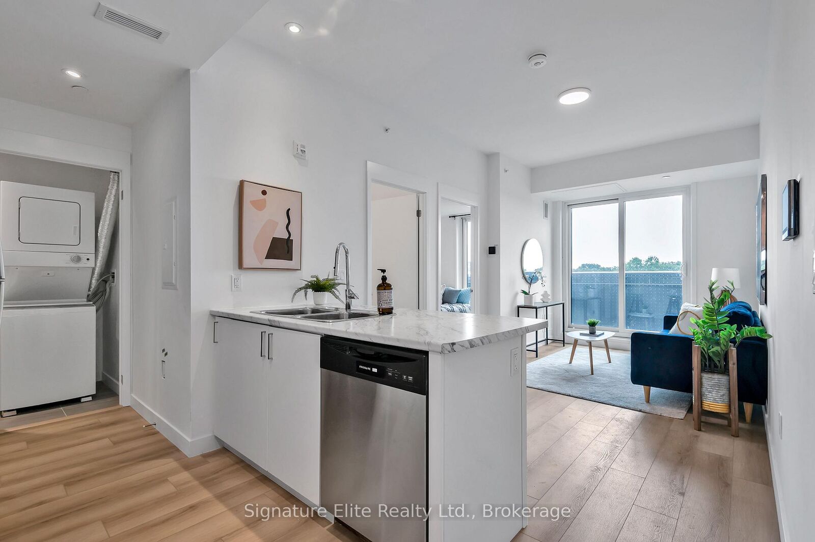 Property Photo:  2382 Kingston Road 403  ON M1N 0C5 
