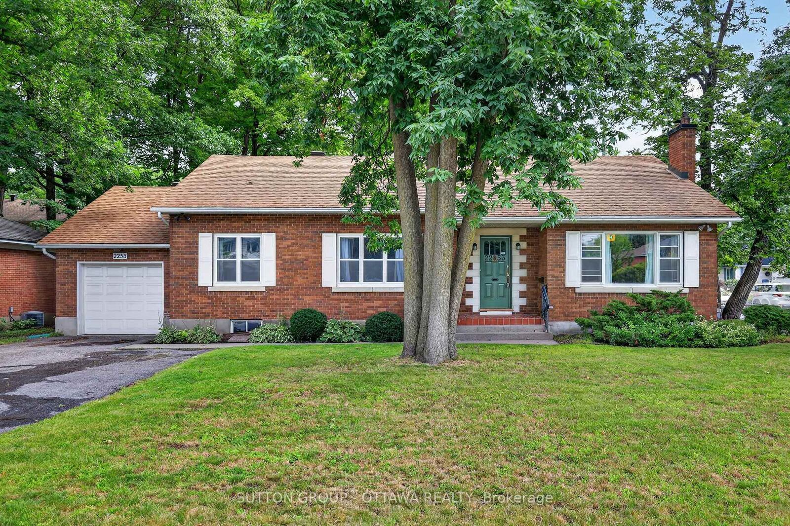Property Photo: 2253 Alta Vista Drive ON K1H 7L9