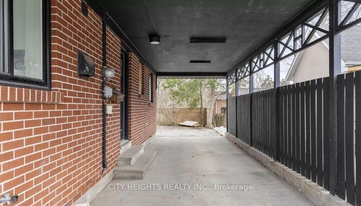 Property Photo:  99 Wellington Street E  ON L4M 2C6 