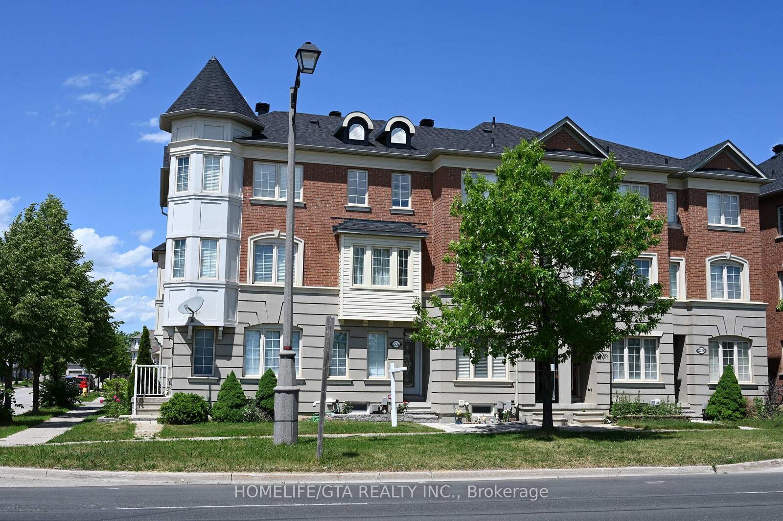 Property Photo: 2532 Bur Oak Avenue ON L6B 1H2