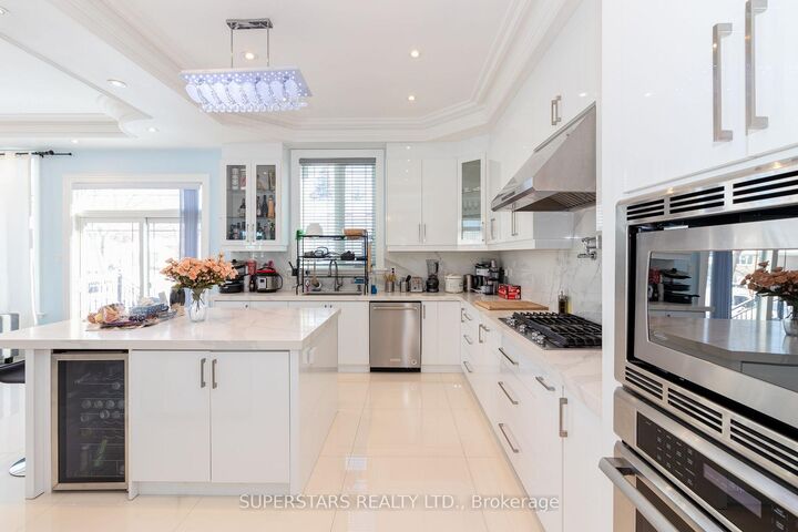 Property Photo:  123 Wilmington Avenue  ON M3H 5J5 