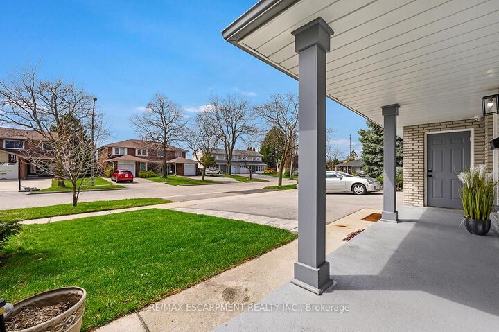 Property Photo: 3726 Holden Crescent ON L5A 2V8