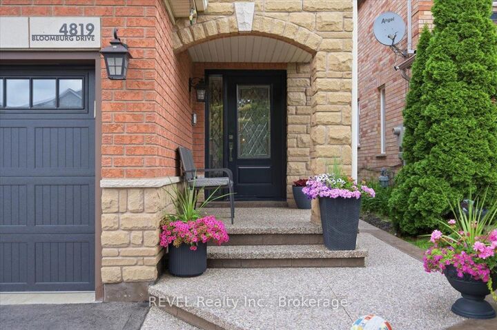 Property Photo: 4819 Bloomburg Drive ON L5M 7K4