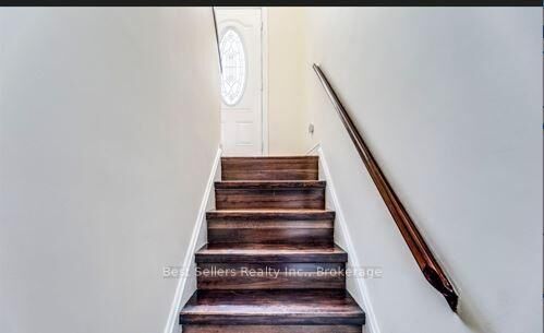 Property Photo: 12 Bowshelm Court ON L5N 1K1