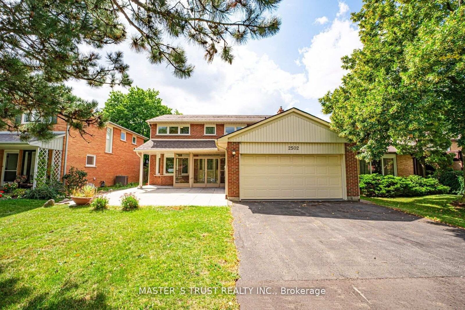 Property Photo: 2502 Folkway Drive ON L5L 2J6