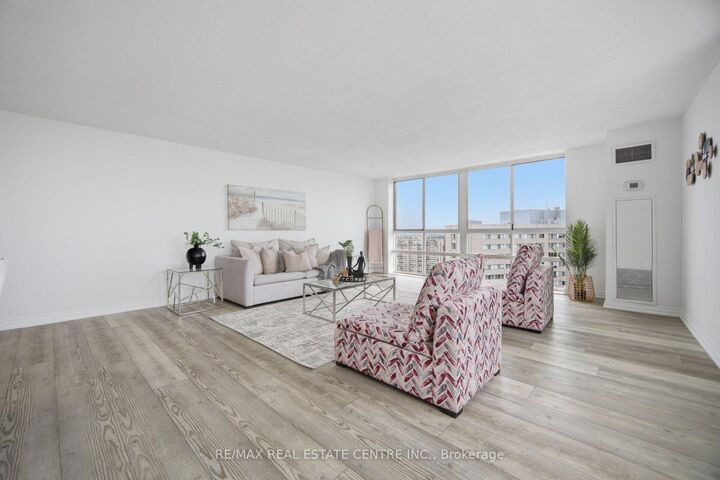 3650 Kaneff Crescent 2601 — photo 1