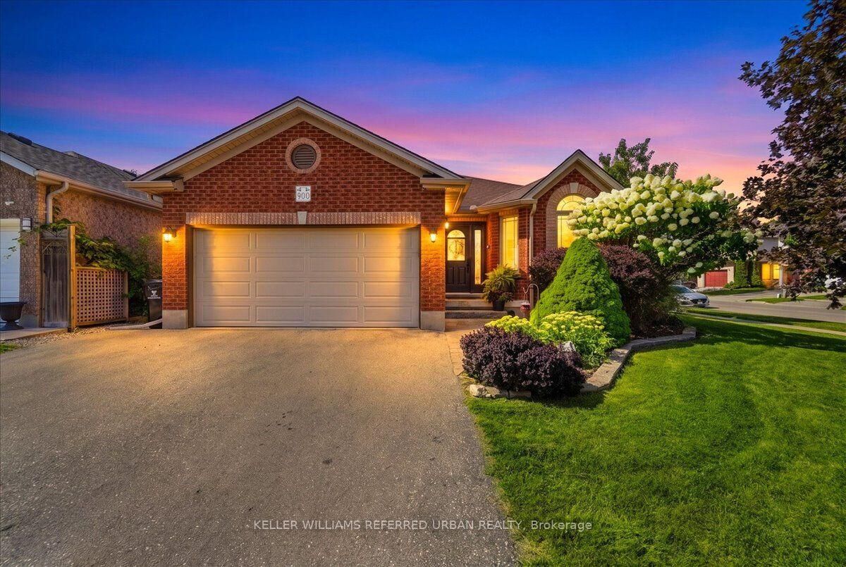Property Photo: 900 Keewatin Place ON N2B 3W4