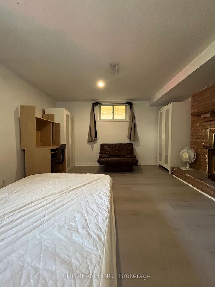 Property Photo:  186 Wilfred Ave Avenue Renovated Master Bedroom  ON M2N 5C9 