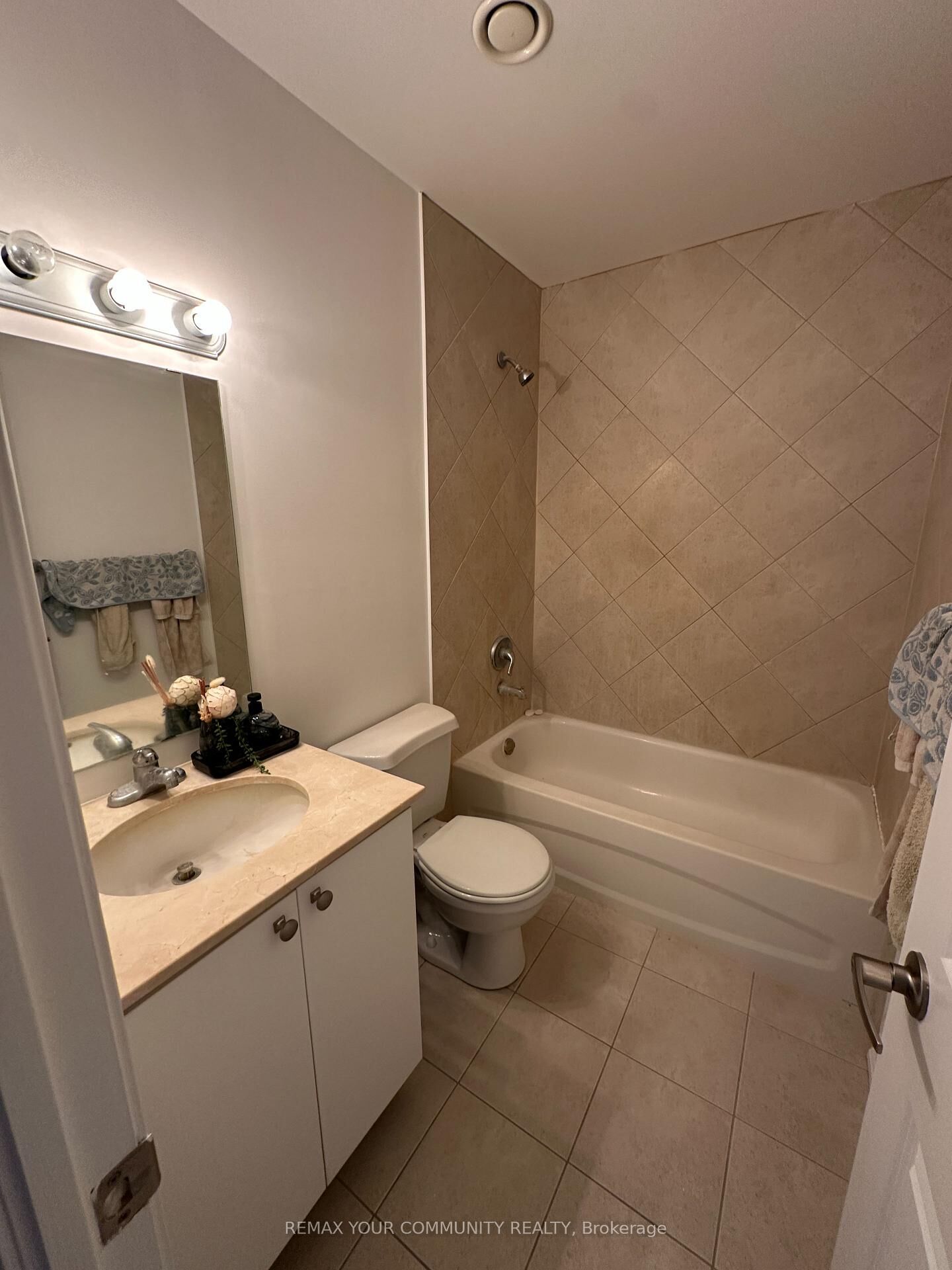 Property Photo: 15450 Yonge Street 205 ON L4G 0K1