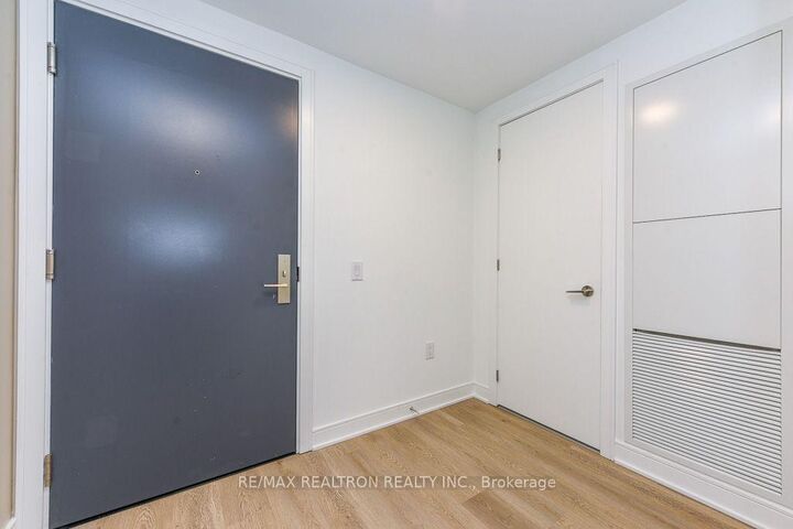 Property Photo: 86 Dundas Street E 410 ON L5A 0B1