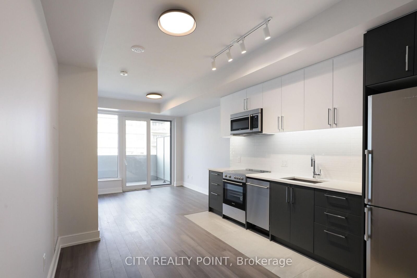 Property Photo:  2525 Bathurst Street 1105  ON M6B 2Y9 