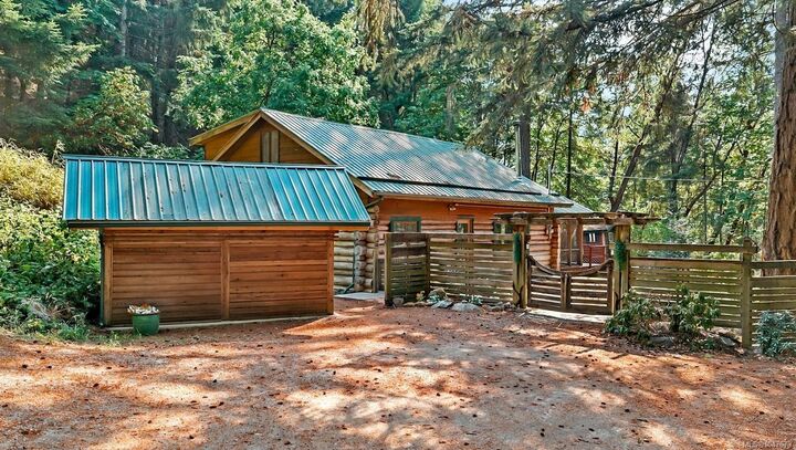 Property Photo:  135 Fairway Dr  BC V8K 1M6 