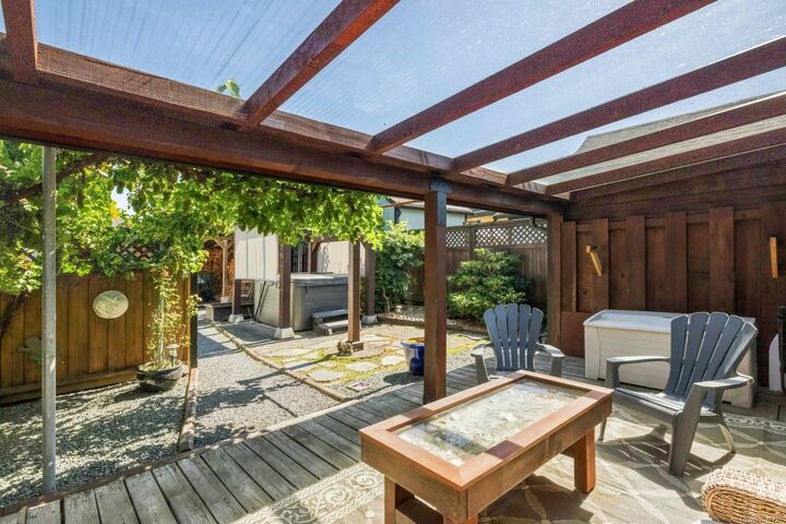 Property Photo:  460 Bundock Ave  BC V9L 3P4 