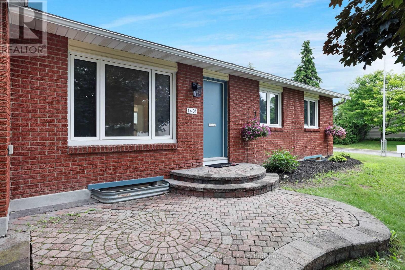 Property Photo:  1401 Metz Crescent  ON K1K 3Z7 