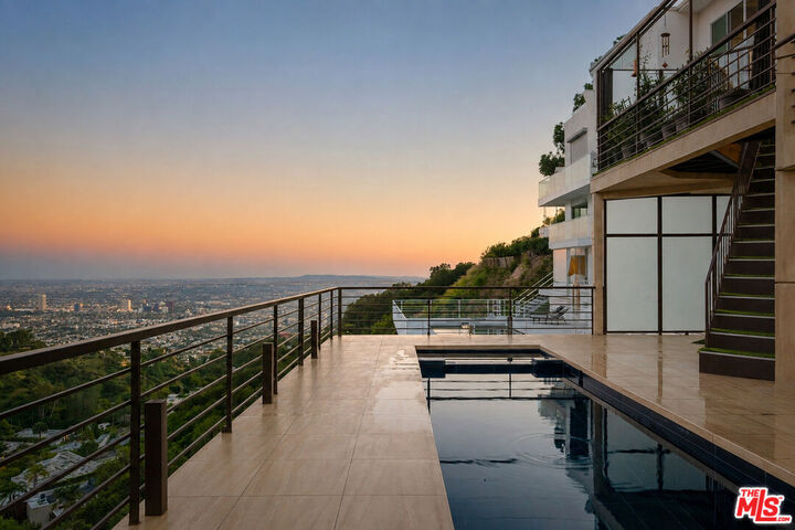 Property Photo:  2189 Sunset Plaza Dr  CA 90069 