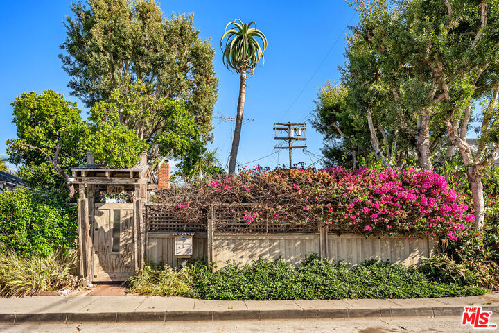 Property Photo:  1216 Elm St  CA 90291 