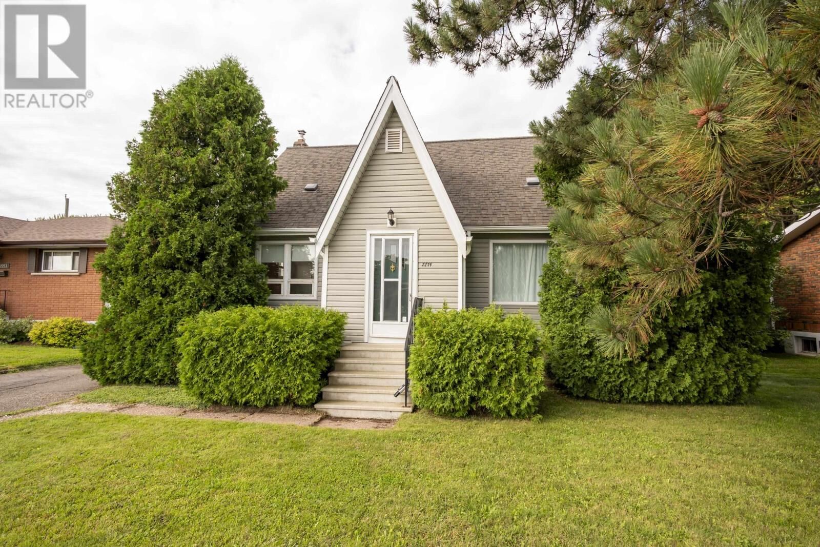 Property Photo:  2219 Arthur St E  ON P7E 5P3 