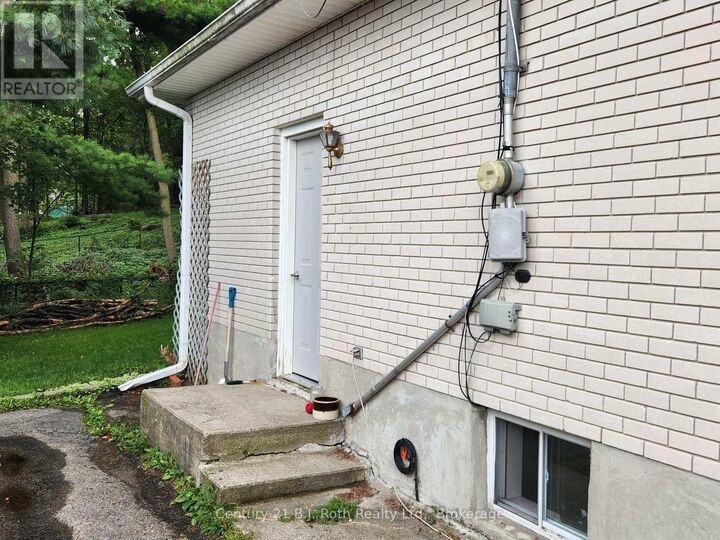 Property Photo:  687 Victoria Street Lower  ON L4R 1A9 