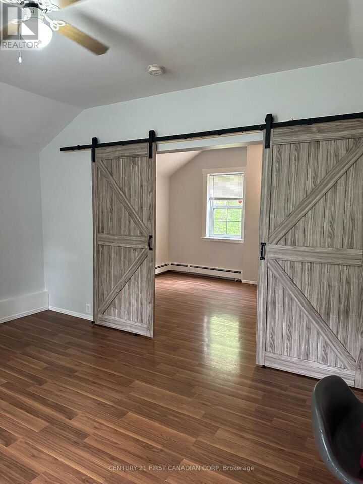 Property Photo: 1 Waverley Place 4 ON N6B 2C3