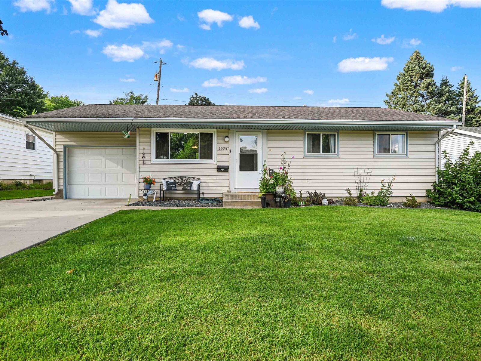 Property Photo: 3279 Kaufmann Avenue IA 52001