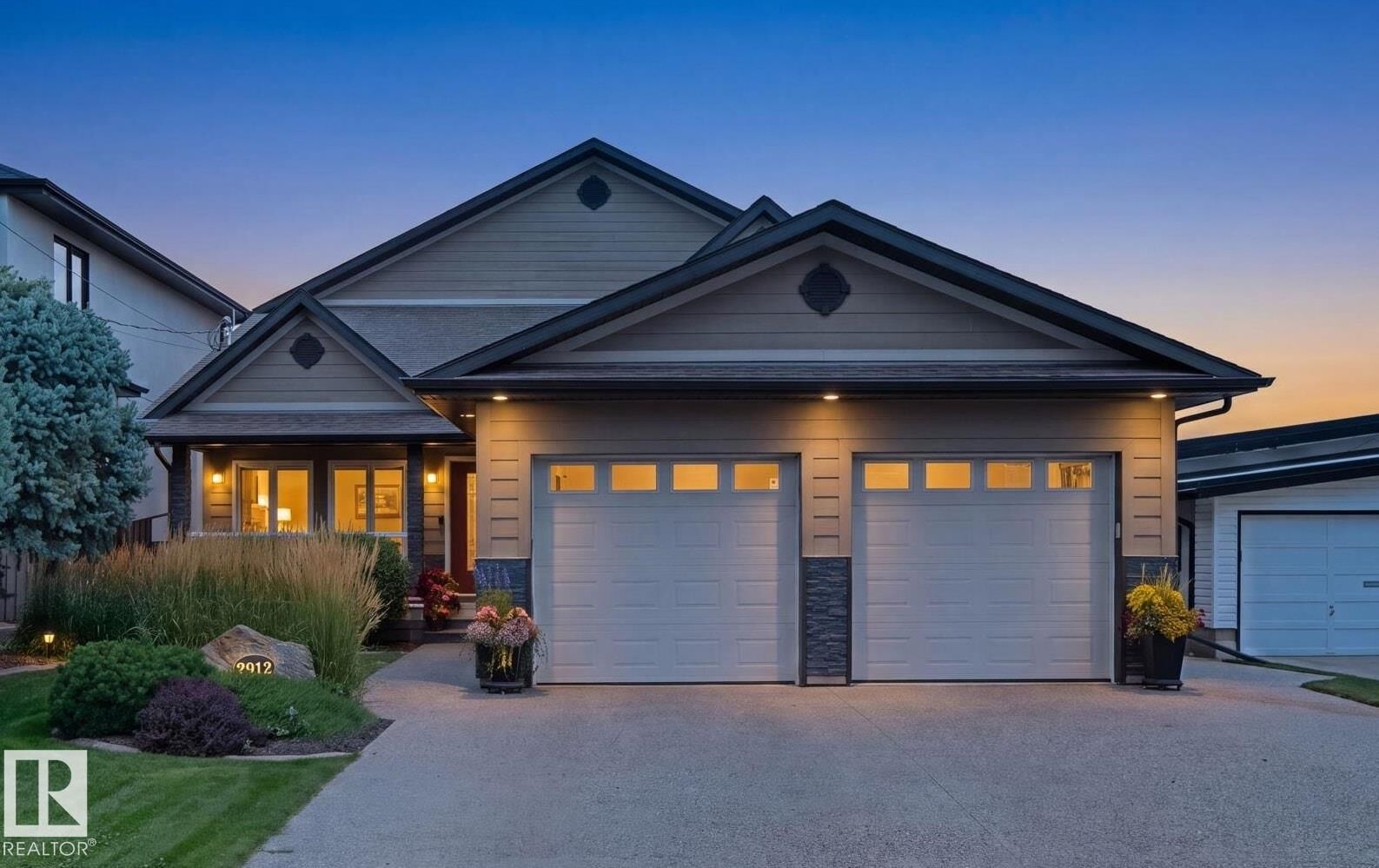 Photo de la propriété:  7912 Rowland Road NW  AB T6A 3W1 