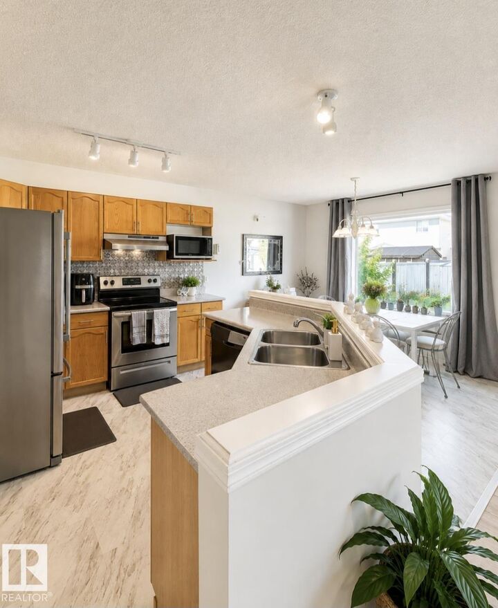 Property Photo:  3236 27 Avenue NW  AB T6T 1P8 