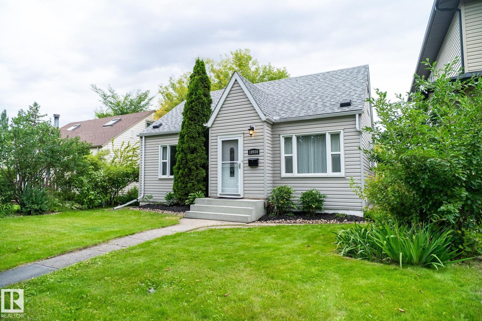 Property Photo:  10936 70 Avenue NW  AB T6H 2G6 