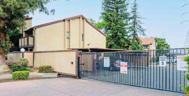 Property Photo: 1550 W Ashlan Avenue 102 CA 93705