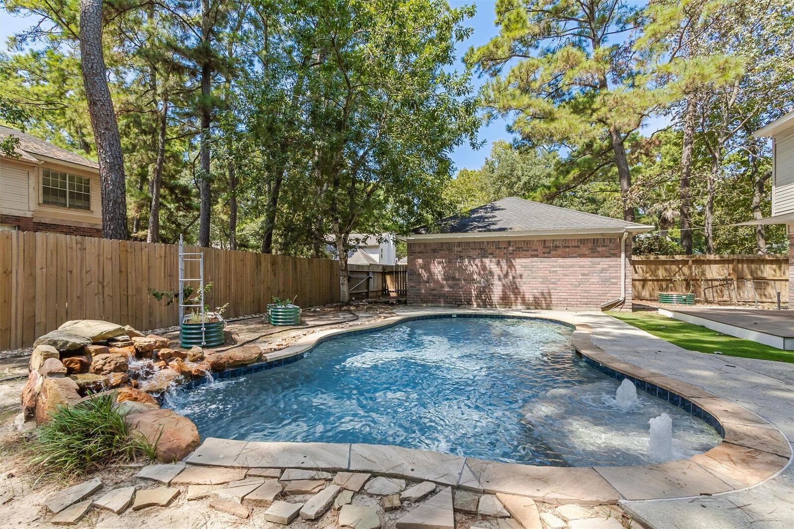 Property Photo: 2 Summithill Place TX 77381