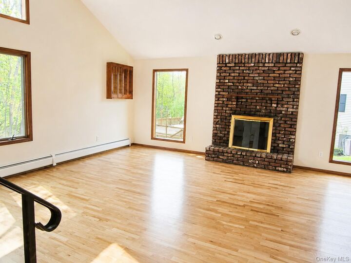 Property Photo:  8 Friend Court  NY 10920 