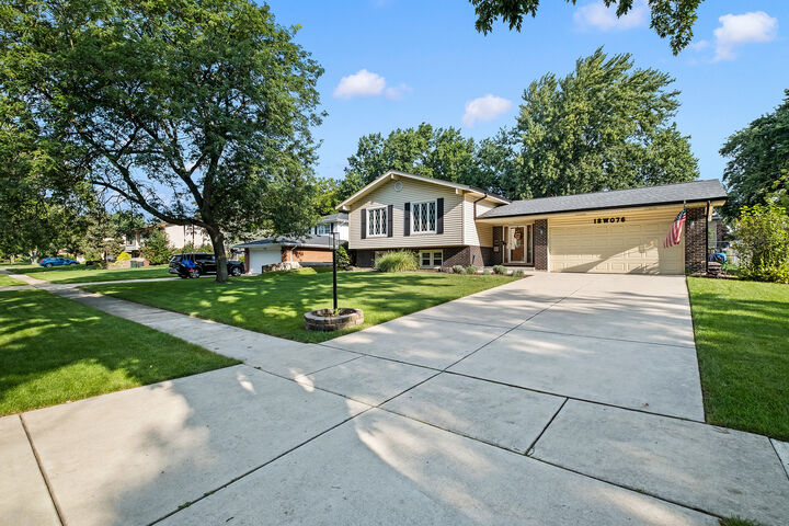 Property Photo:  18W076 71st Street  IL 60561 