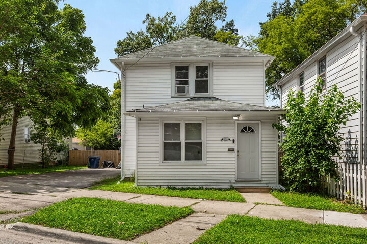 Property Photo:  556 Caroline Place  IL 60085 