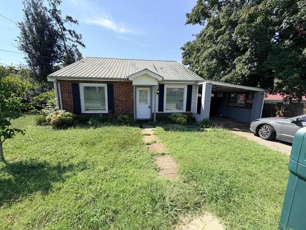Property Photo:  203 W Petty Ln  TN 37398 
