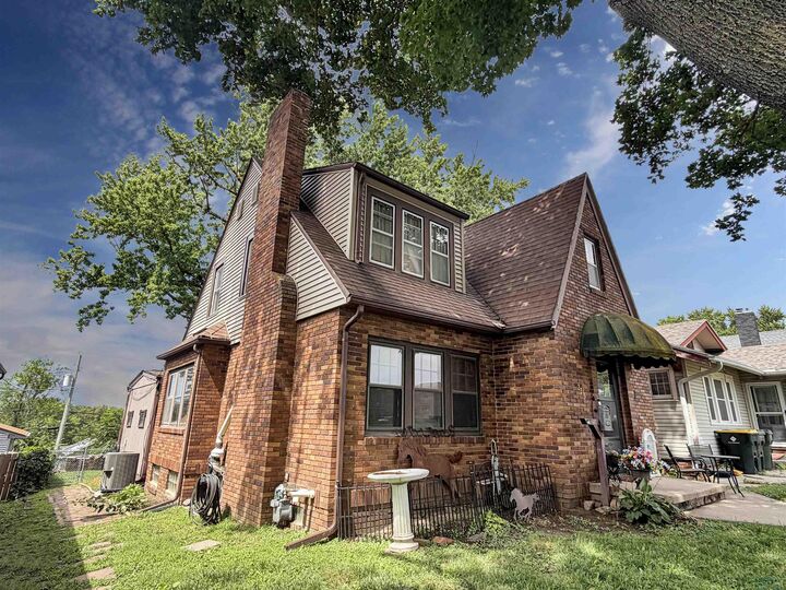Property Photo: 2213 S Palmetto IA 51106