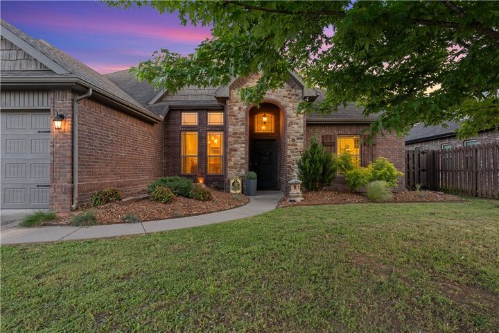 Property Photo:  1706 NE Chaucer Street  AR 72712 
