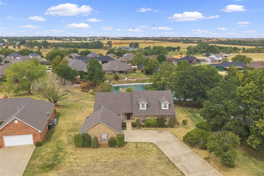 Property Photo: 2202 Lakewood Drive OK 73018